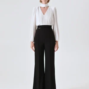 Tuta con Blusa Bianca e Fibbia